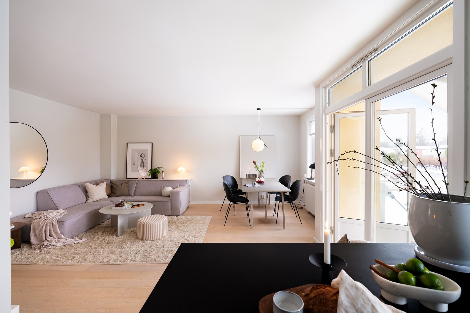 Kjøkken mot stue/spisestue. Galleribilde