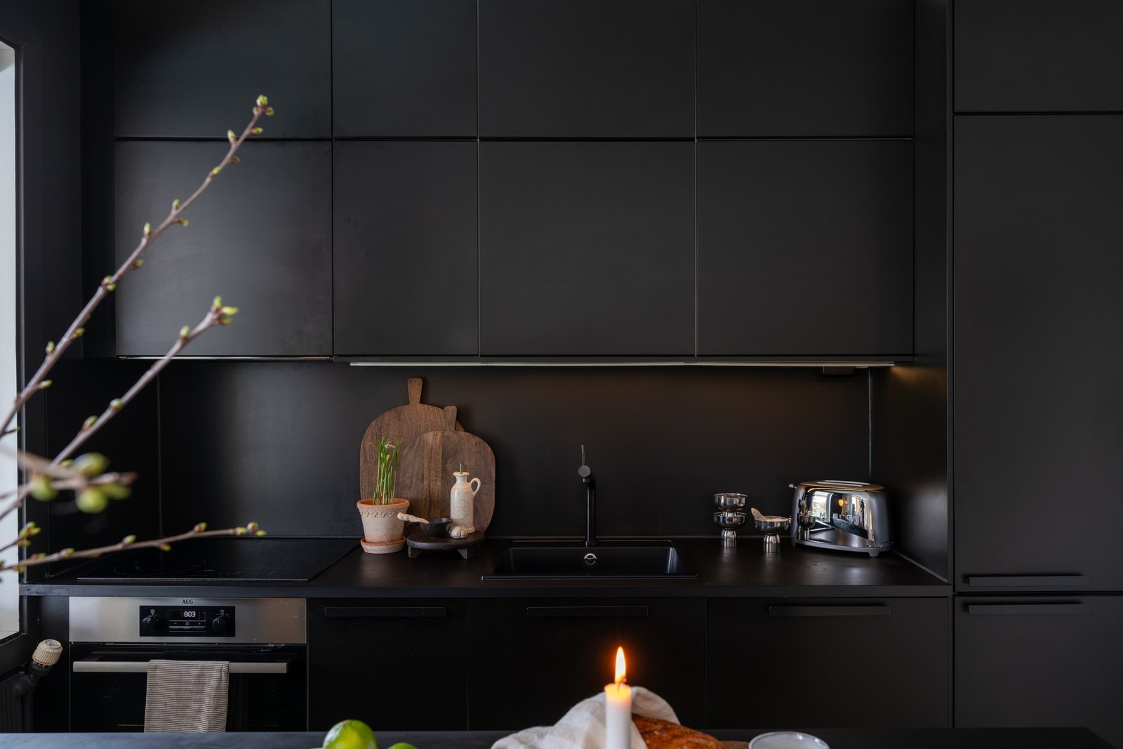 Mellom benk og overskap er det laminatplate. Integrerte hvitevarer består av: Stekeovn og induksjonstopp fra AEG, oppvaskmaskin og kombiskap. I tillegg er kjøkkenet utstyrt med avtrekksvifte og vannstoppesystem. Det er rikelig med skap- og benkeplass. Galleribilde