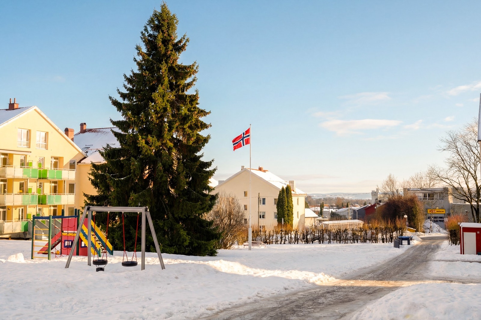 Luftig tomt mellom bygningene til boligaksjeselskapet. Galleribilde