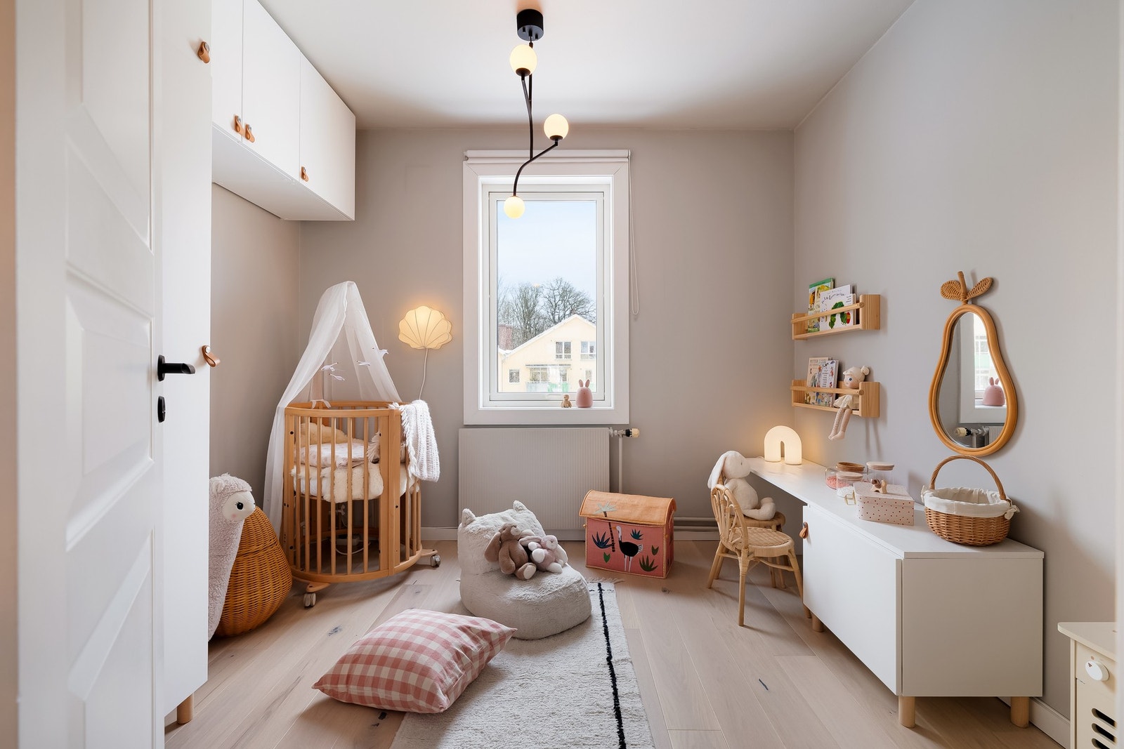 Koselig barnerom med masse skapplass. Rommet er ca. 8,5 kvm og har plass til seng, kommode og skrivebord. Galleribilde