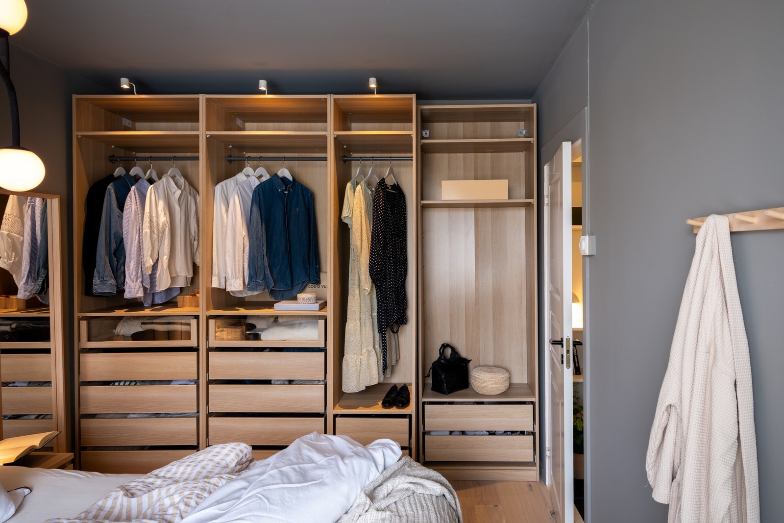 Godt med garderobeplass i hovedsoverommet hvor man kan kjøpe til fronter hvis ønskelig. Galleribilde