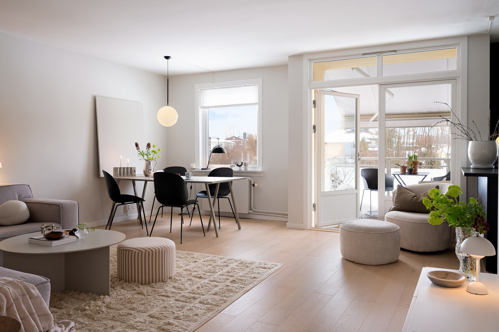 Stuen er romslig og har god plass til både salong og spisegruppe. Godt med naturlig lys! Galleribilde