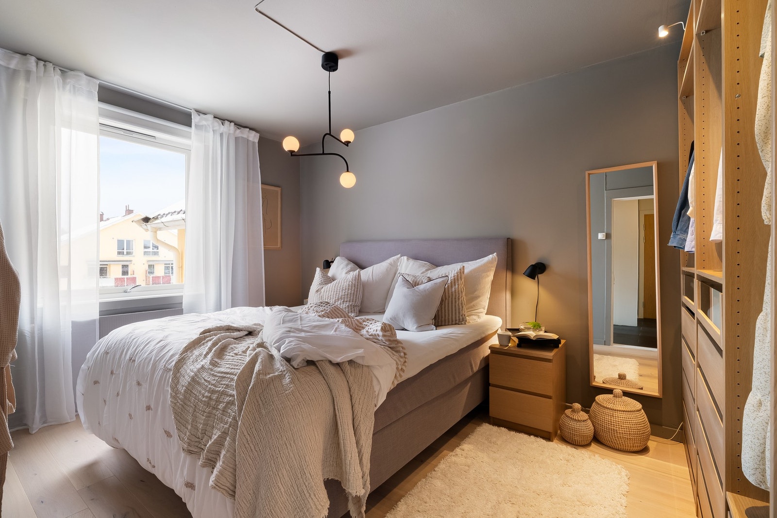 Hovedsoverom på ca. 12 kvm med svært god garderobeplass. Det er malt i en sval gråtone og har plass til dobbeltseng og nattbord. Galleribilde