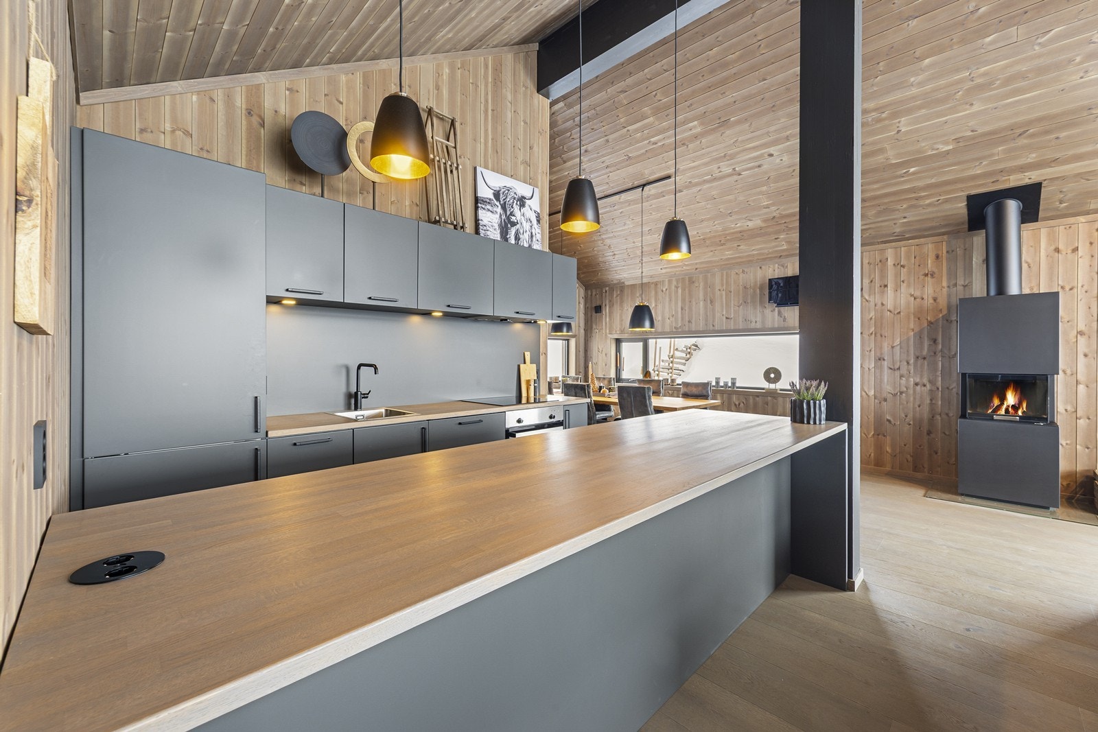 Kjøkkenet er tidsriktig og funksjonelt, med slette fronter og heltre benkeplate. Galleribilde