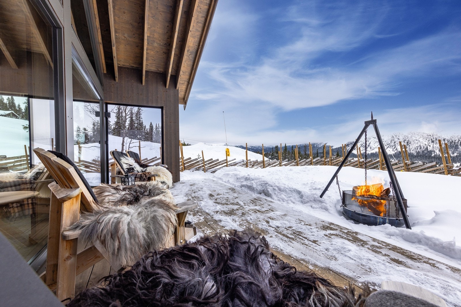 Hytta byr på en fantastisk utsikt over de vakre omkringliggende fjellområdene som kan nytes året rundt. Galleribilde