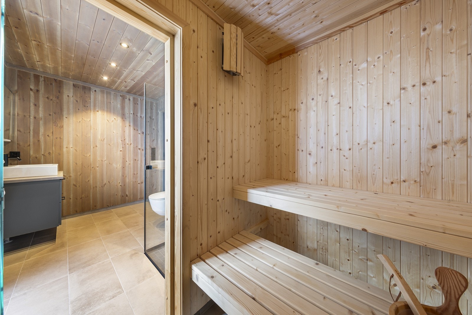 Badstuen har en elektrisk badstueovn og plassbygde sittebenker. Galleribilde