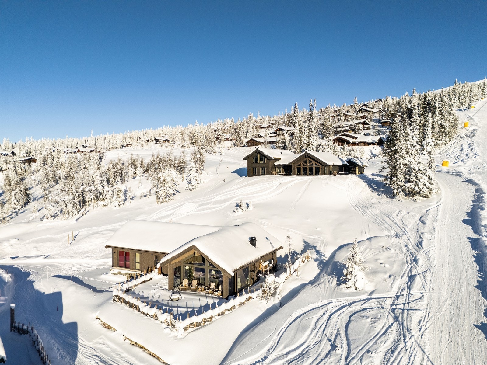 Fritidseiendommen har en flott beliggenhet, rett ved alpinbakken og langrennsløypene - ski in & out! Galleribilde