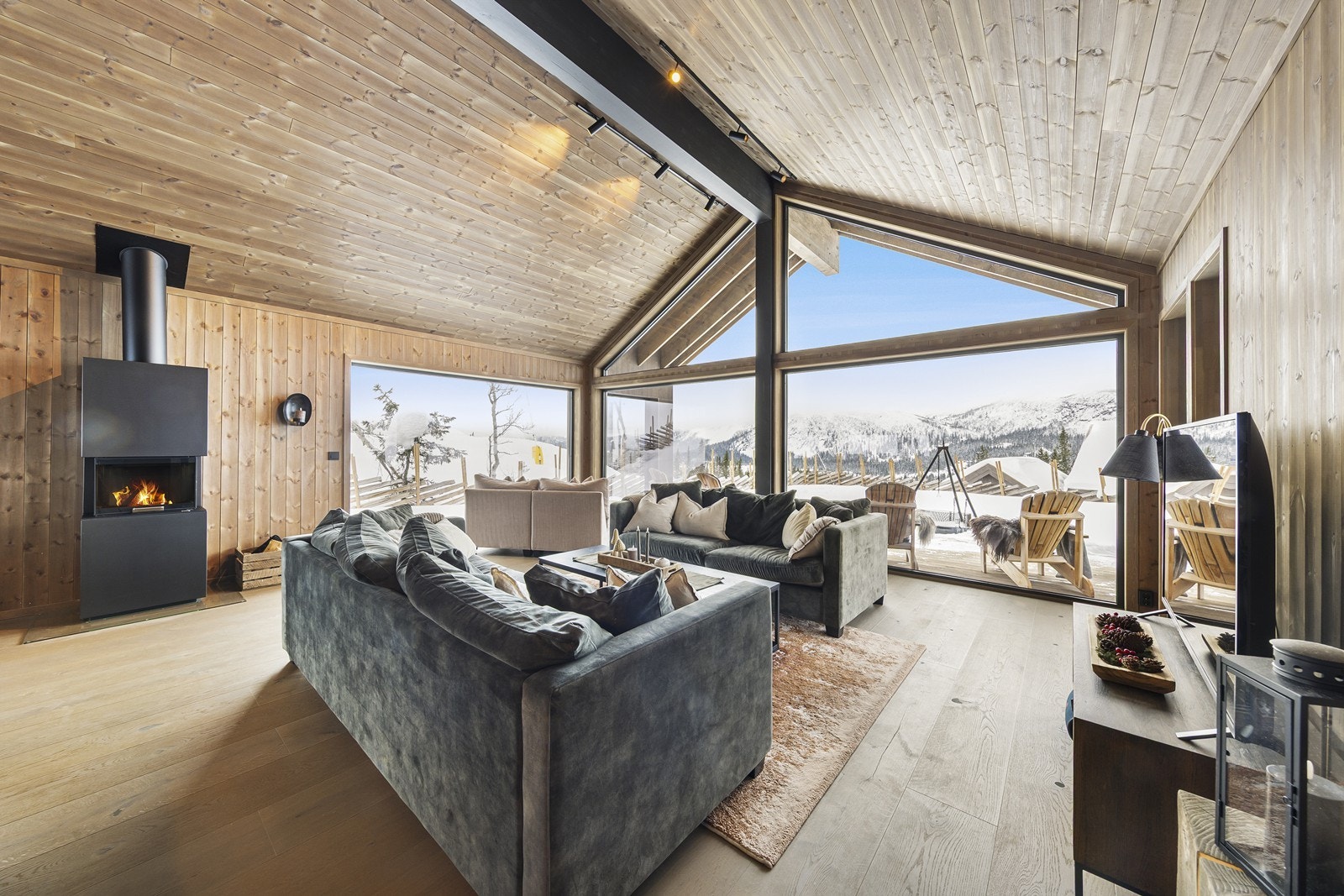 Innvendige har hytta gjennomgående kvalitetsmaterialer og overflater som gir et moderne preg. Galleribilde