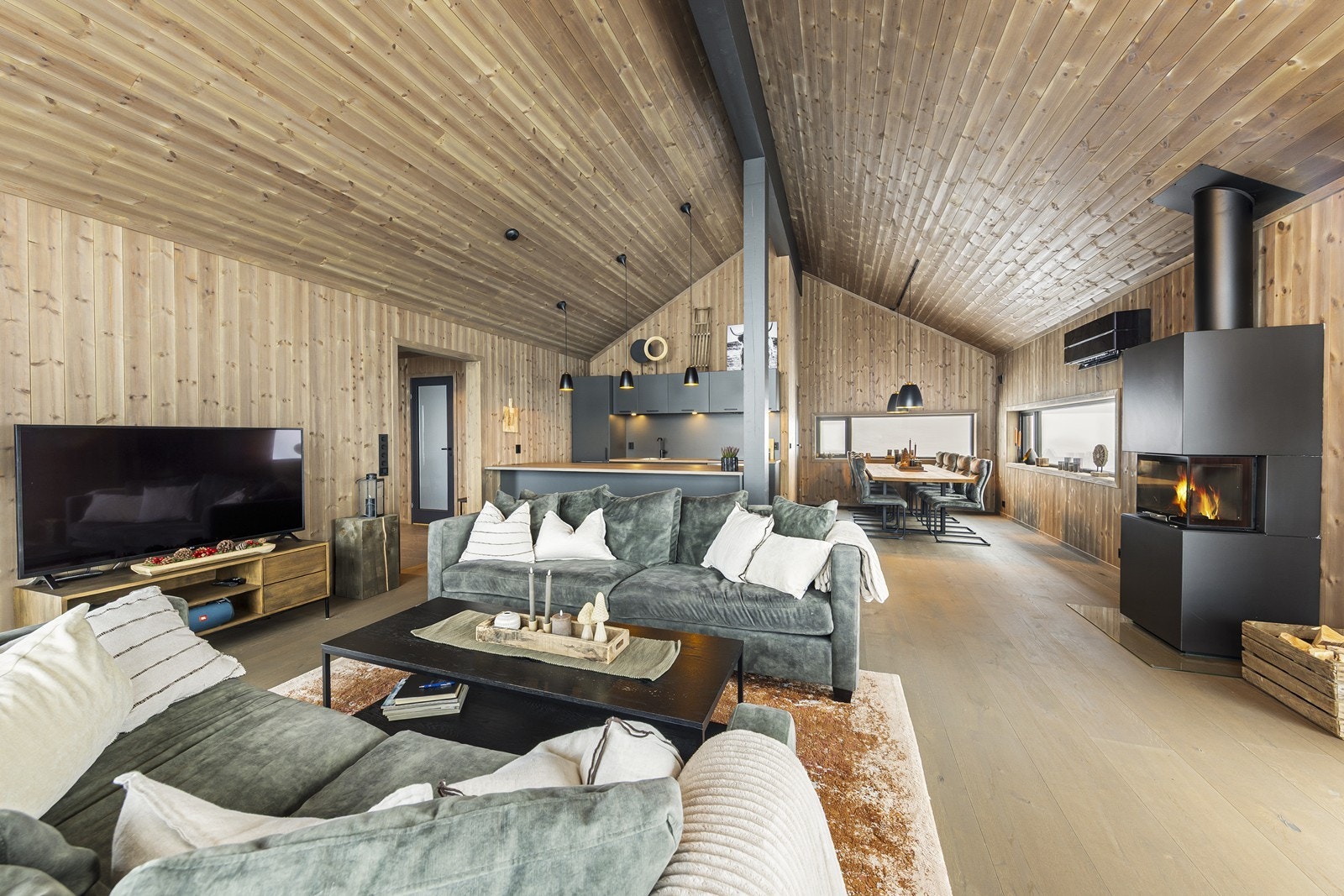 Rommet gir naturlig soneinndeling for både sitte- og spisegruppe. Galleribilde