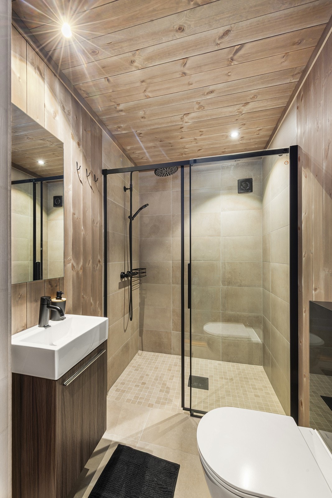 Det andre badet har tilsvarende kvaliteter, og er utstyrt med innredning med servant, toalett og dusj med glassvegg. Galleribilde