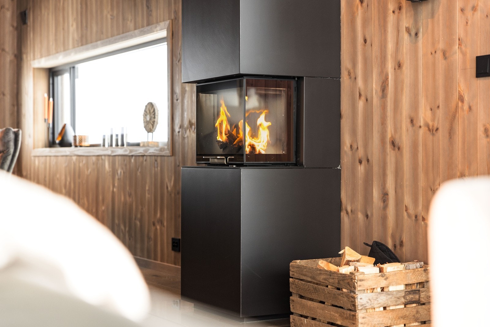 Atmosfæren er lun og hyggelig, med vedovn som skaper ekstra varme og stemning. Galleribilde