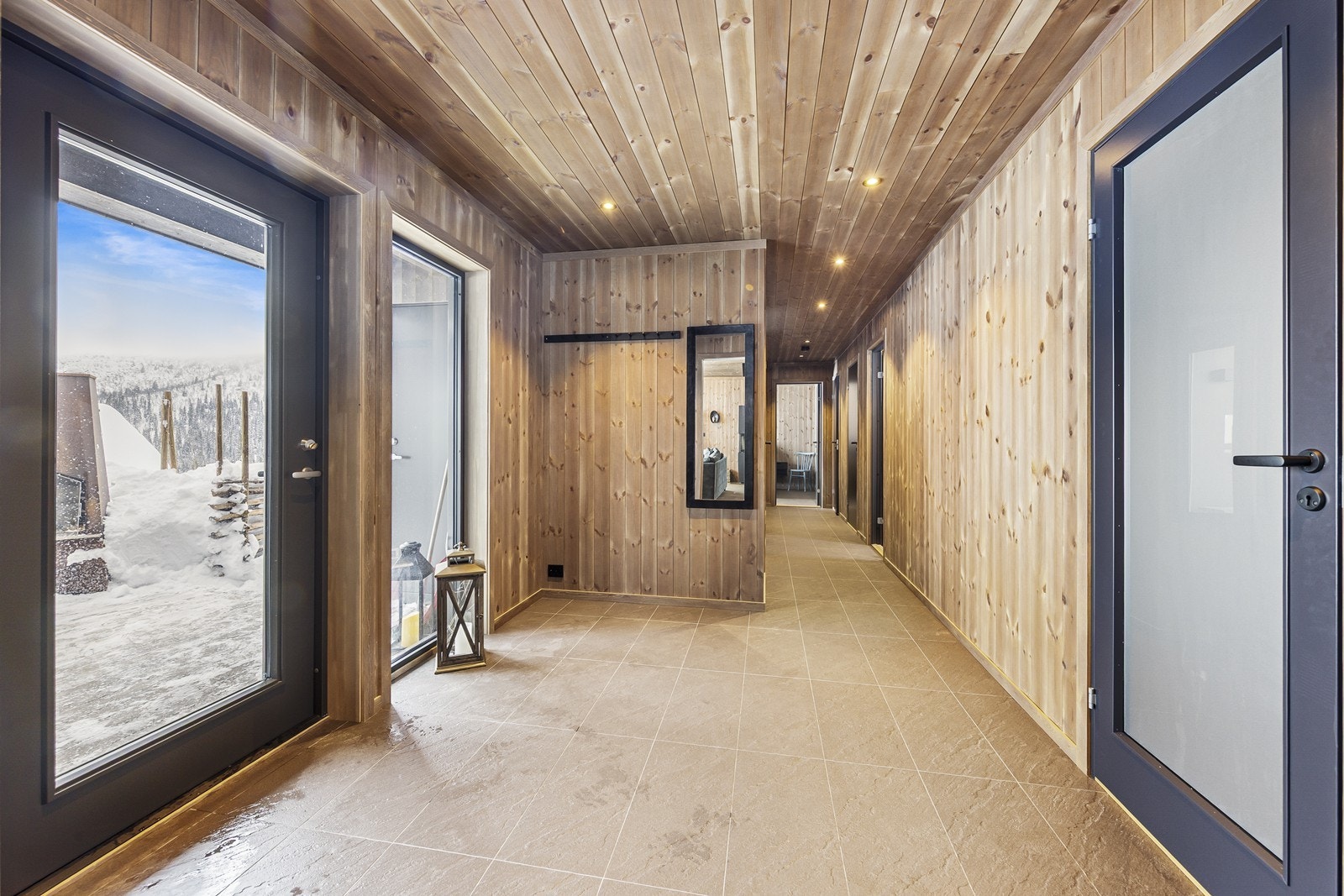 Man ønskes velkommen inn i en luftig og delikat, flislagt hall. Galleribilde