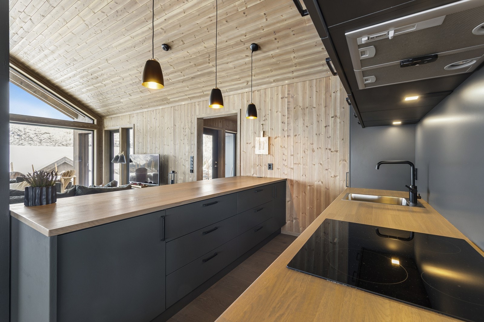 Den åpne løsningen og de effektive arbeidsflatene gjør det enkelt å være sosial, selv under matlaging. Galleribilde