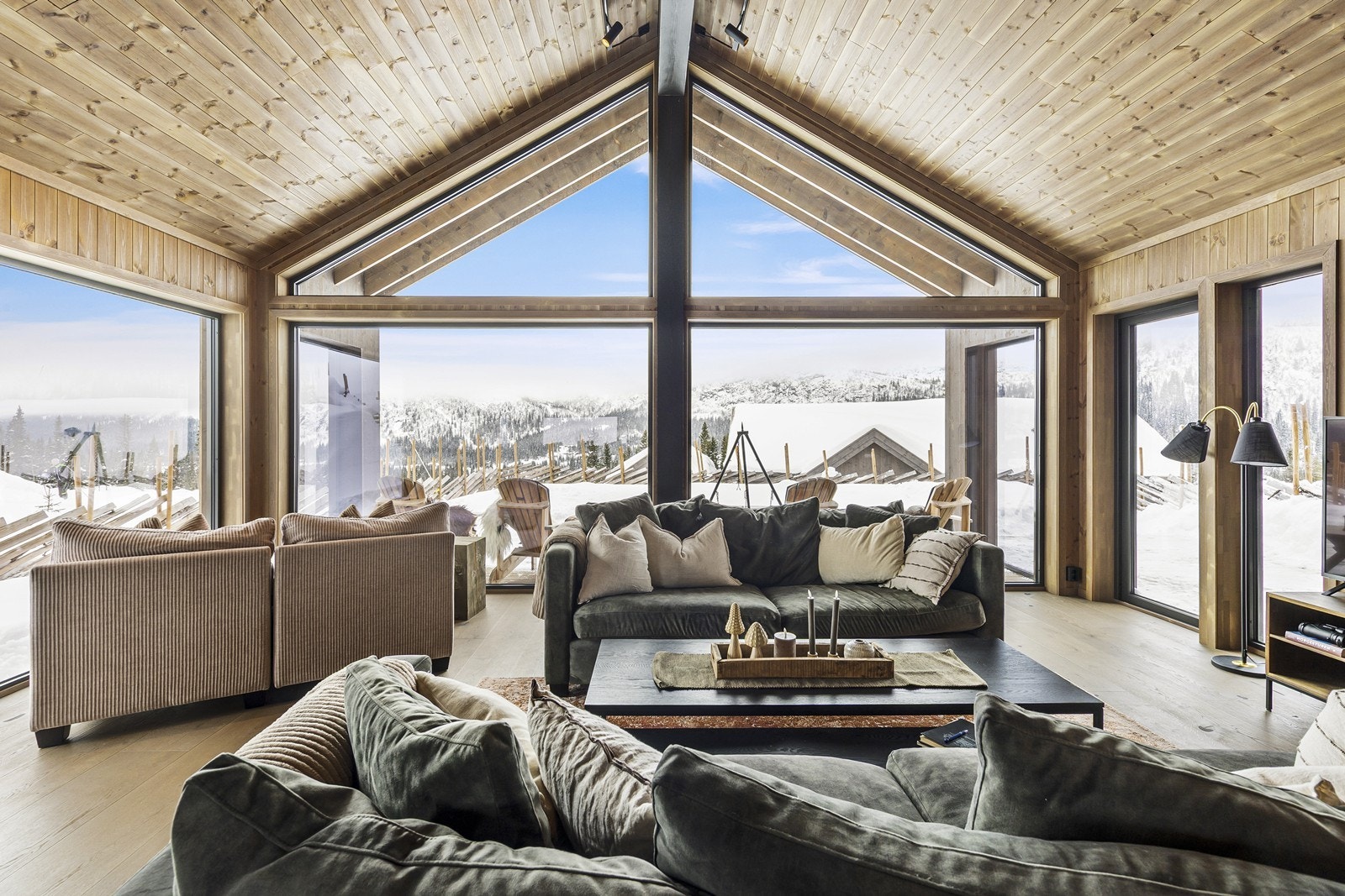 Fra stuen er det direkte utgang til den solrike terrassen, som forlenger bruken av hytta ut mot naturen. Galleribilde