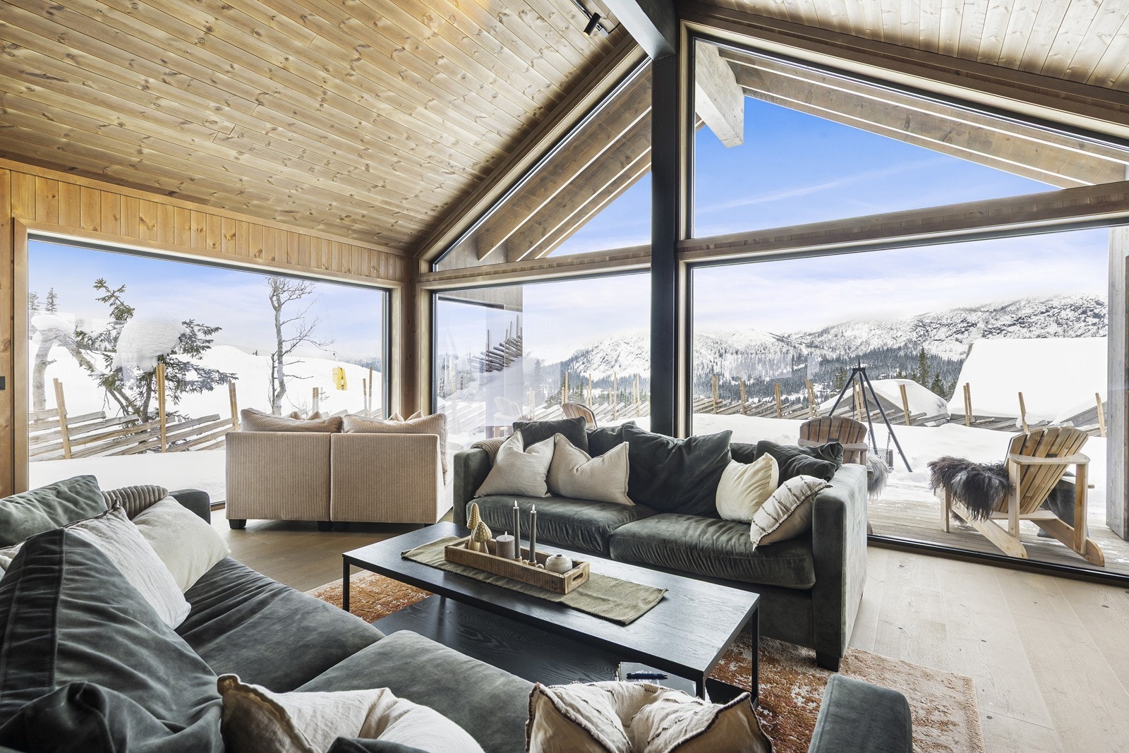 De store vindusflatene rammer inn den vakre utsikten og slipper naturen inn. Galleribilde