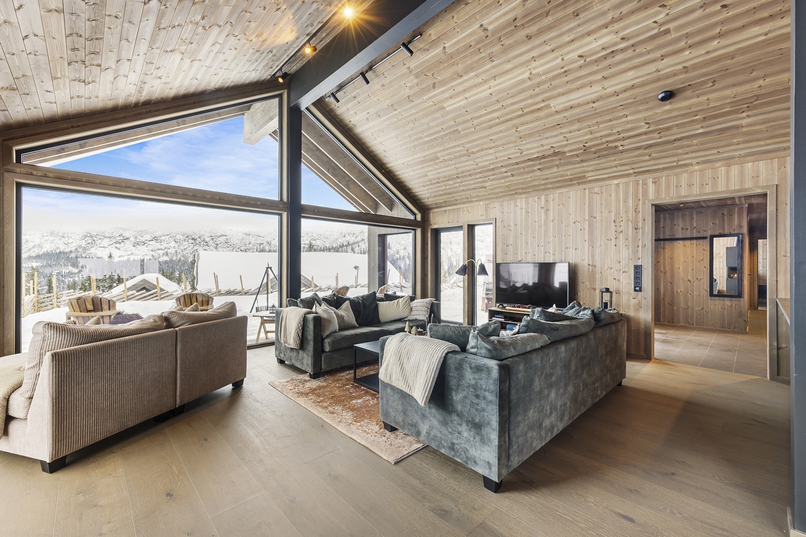 Med god mønehøyde, store vindusflater og lyse farger oppleves rommet lyst og luftig. Galleribilde