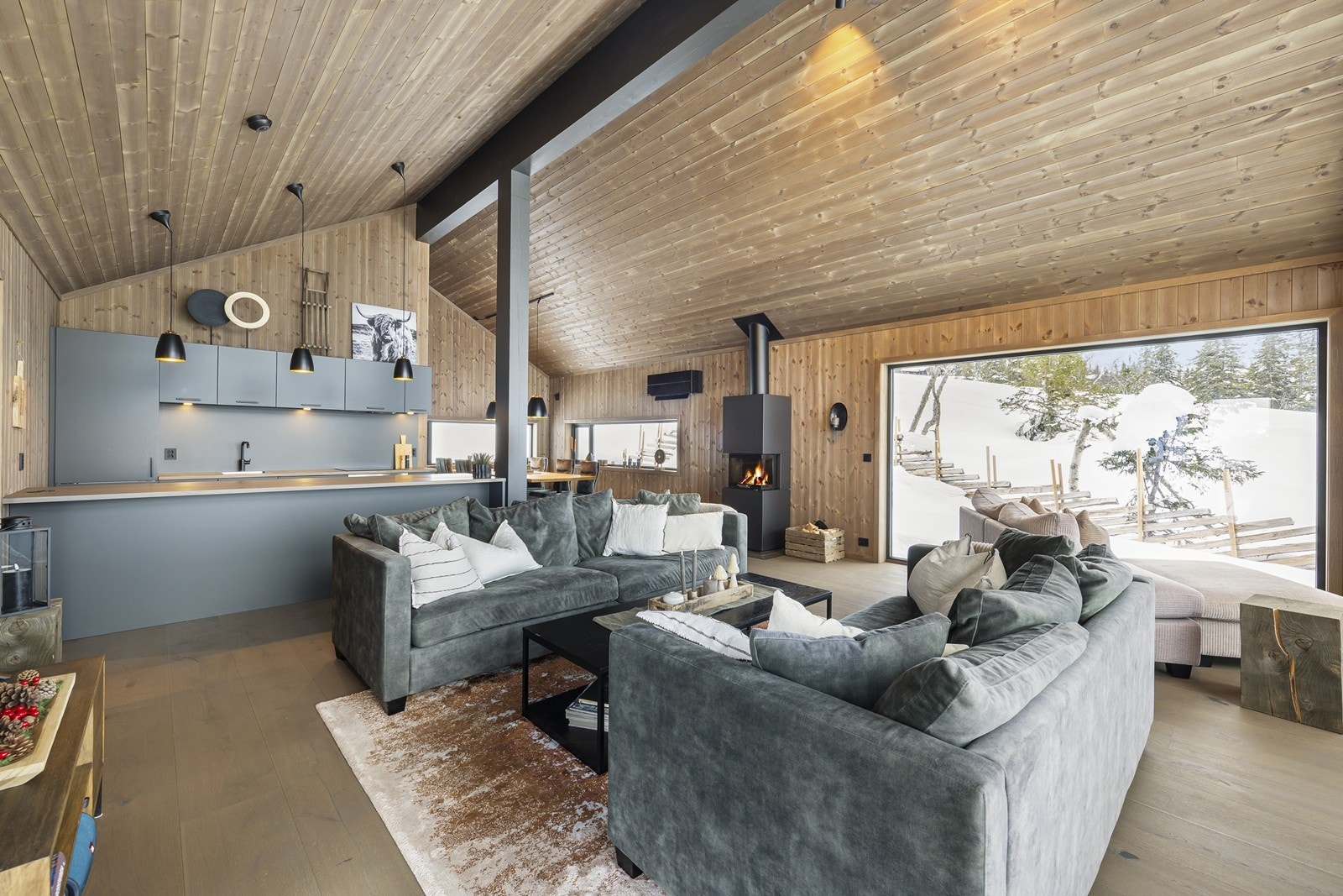 Den åpne stue- og kjøkkenløsningen er hyttas hjerte og et innbydende allrom. Galleribilde