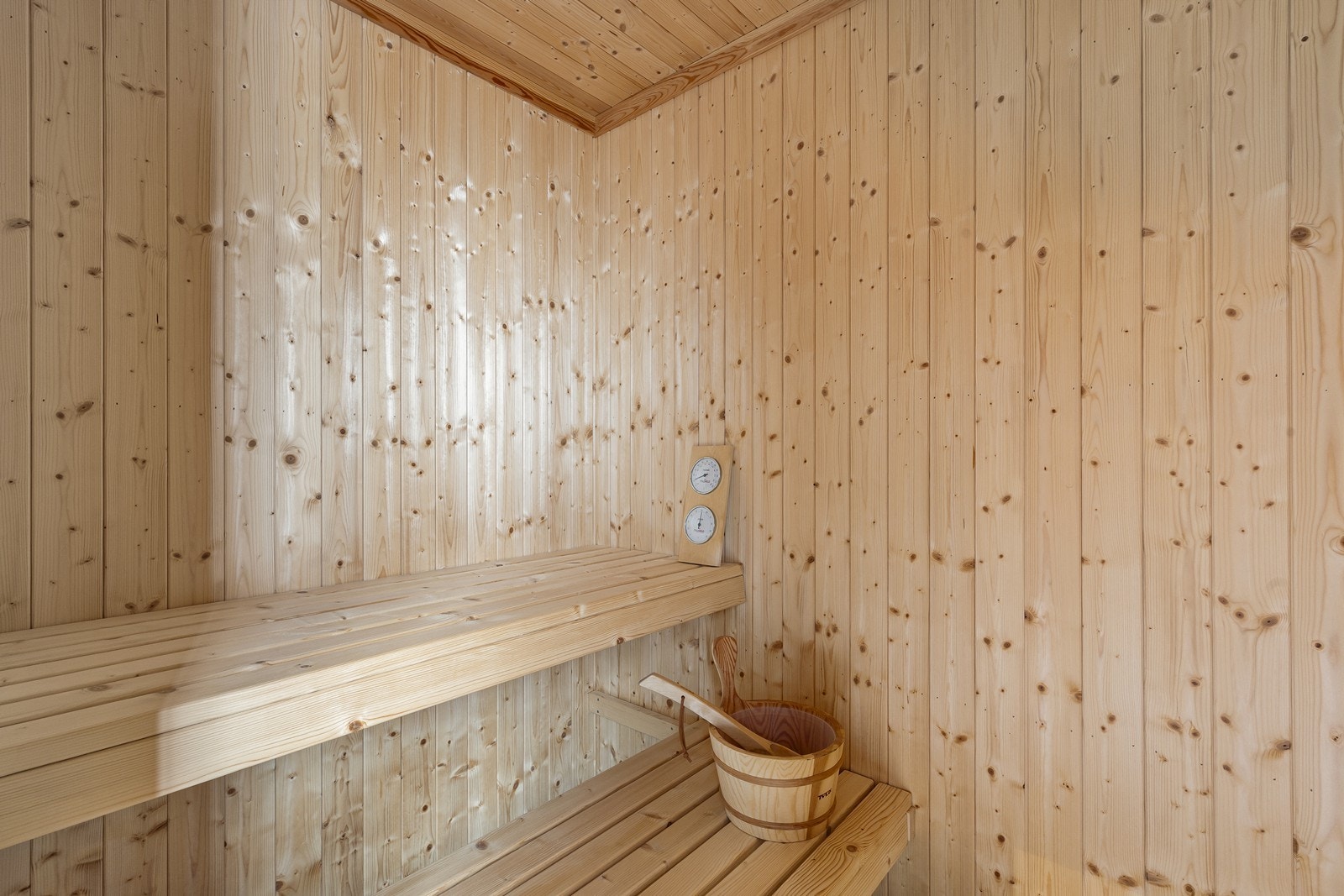 Det er også direkte adkomst til en badstue med granpanel på vegger og tak, samt flislagt gulv med membran. Galleribilde