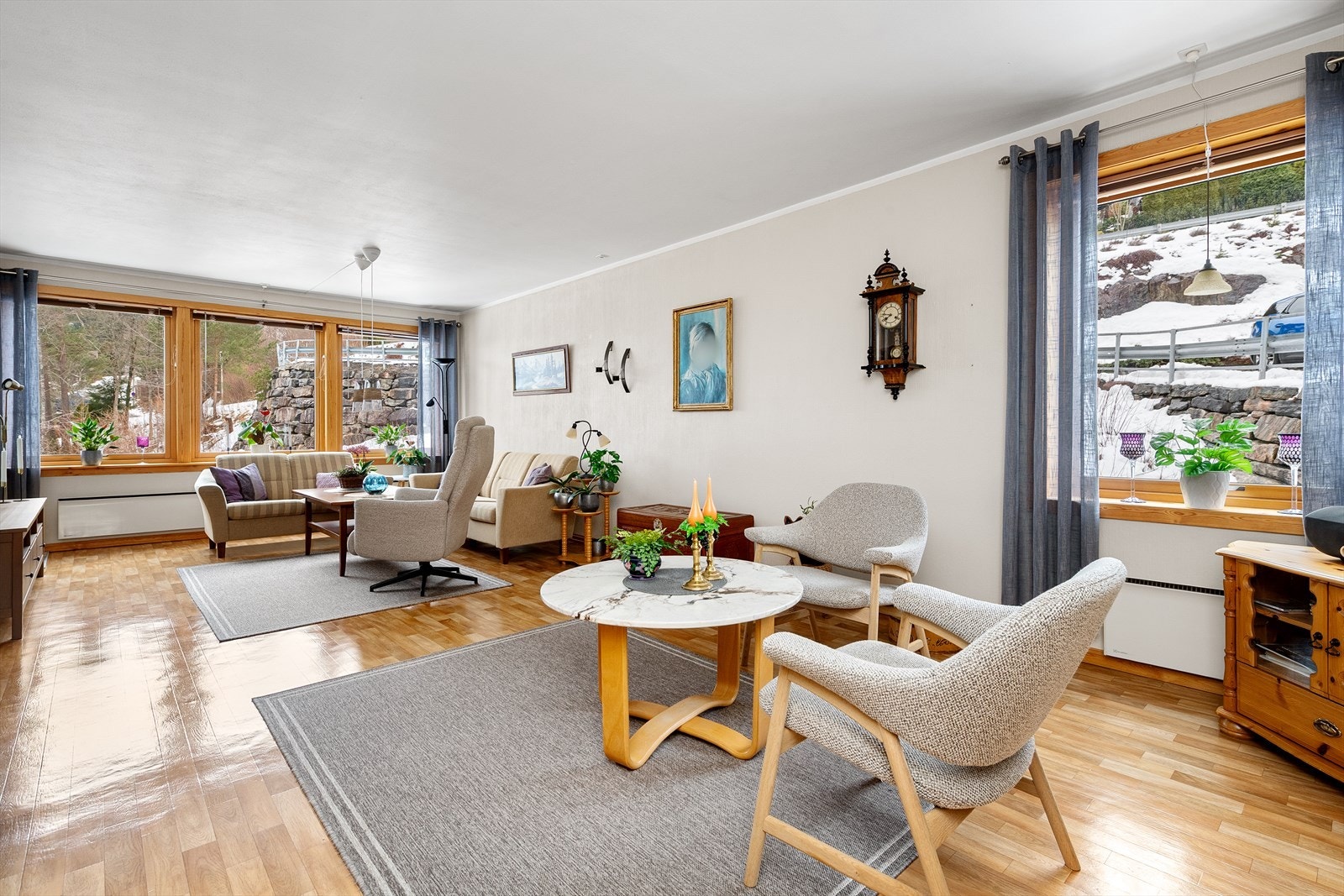 Romslig stue med vindu også på gavlvegg Galleribilde