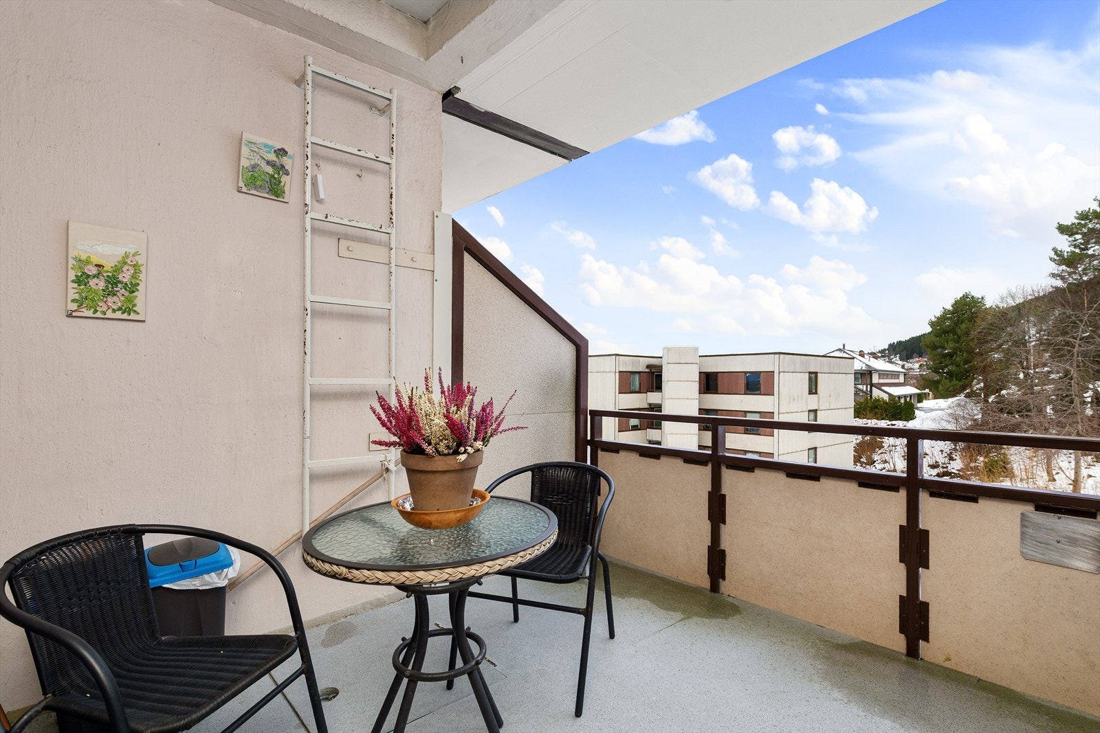 Vestvendt, overbygget balkong uten innsyn Galleribilde