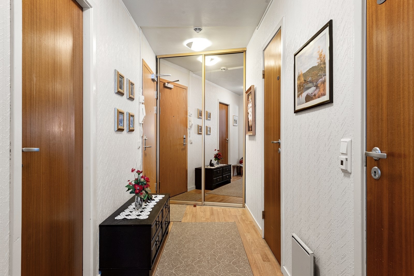 Entré/gang med skyvedørsgarderobe Galleribilde