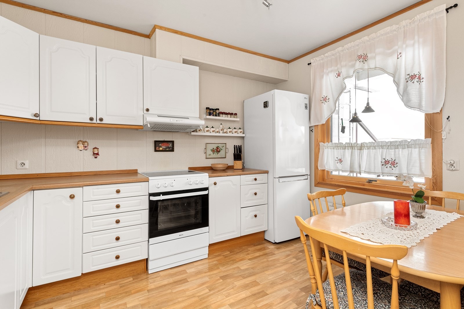 Godt innredet kjøkken med spiesplass Galleribilde