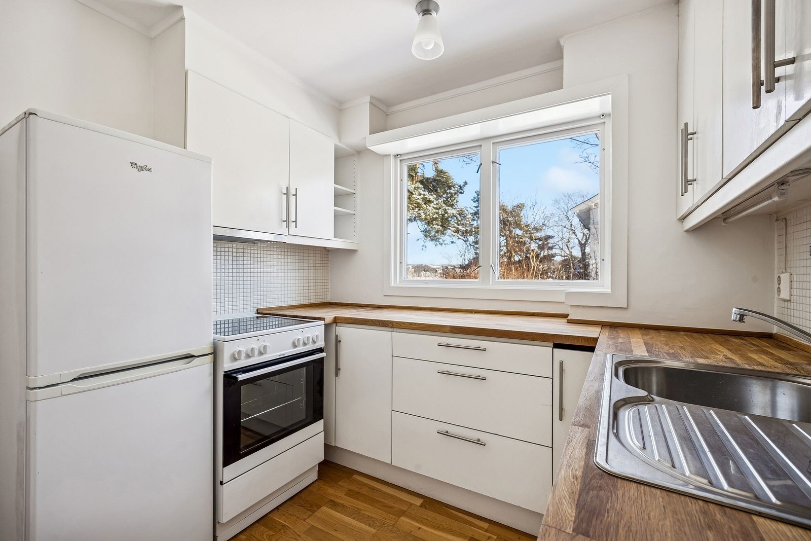 Åpen kjøkkenløsning med alle hvitevarer Galleribilde