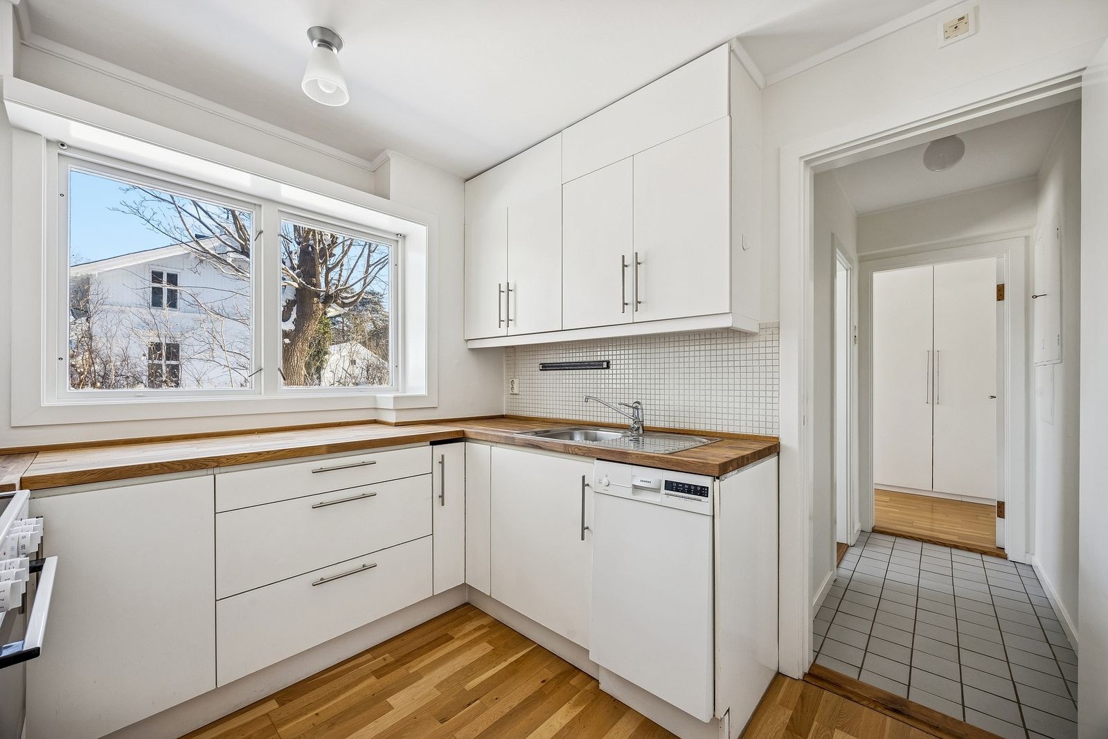 Åpen kjøkkenløsning mot gang med bad og sov Galleribilde