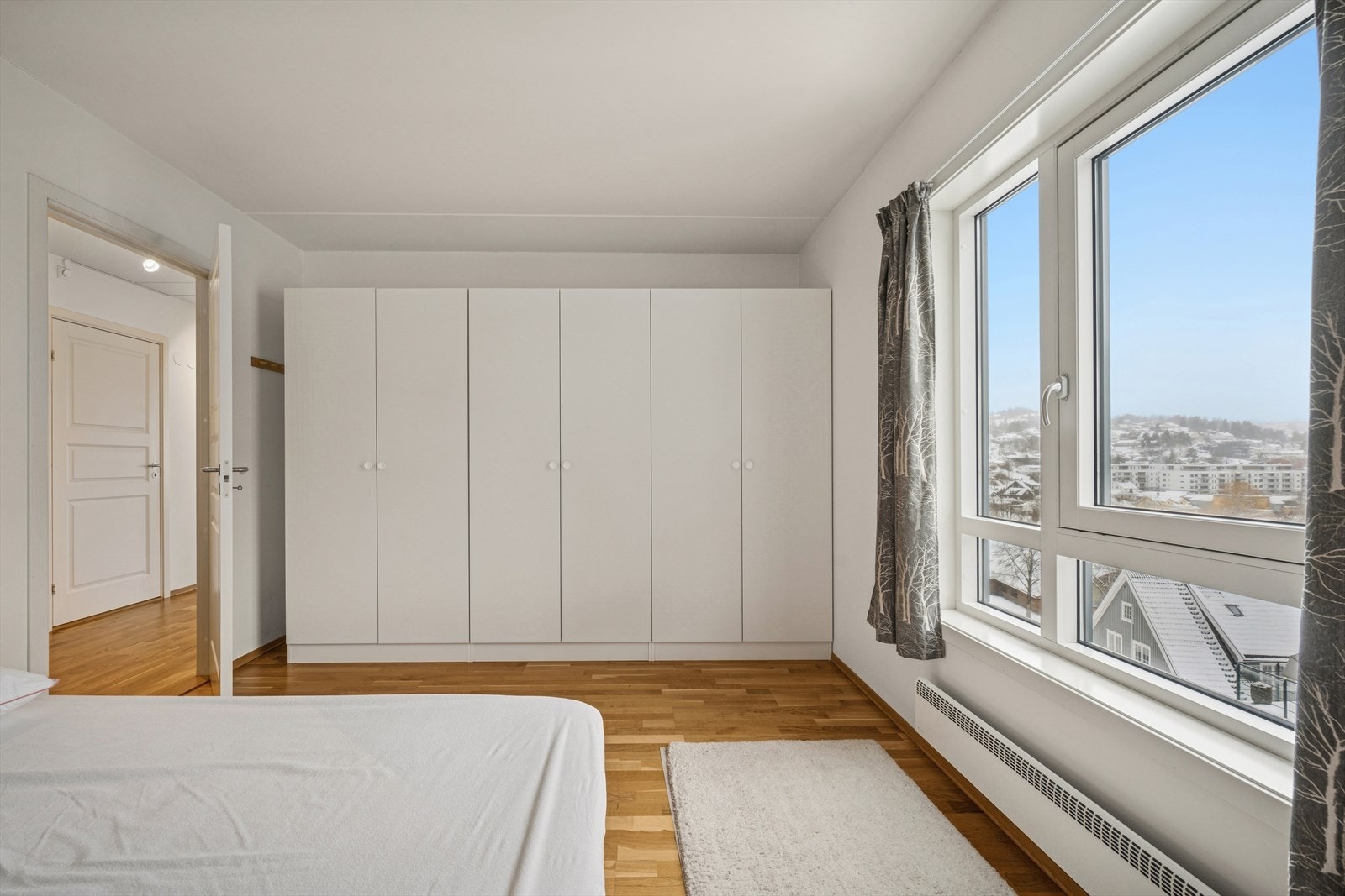 Hovedsoverommet er innredet med garderobeskap. Galleribilde