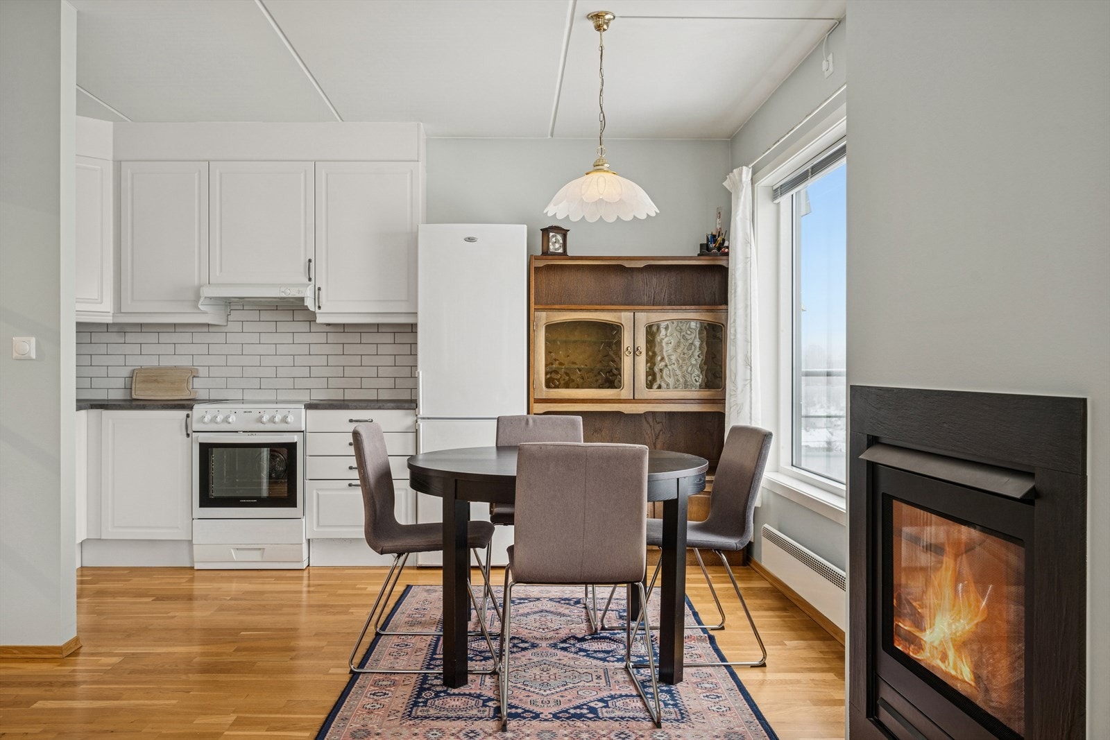 Stuen er utstyrt med en koselig gasspeis. Galleribilde