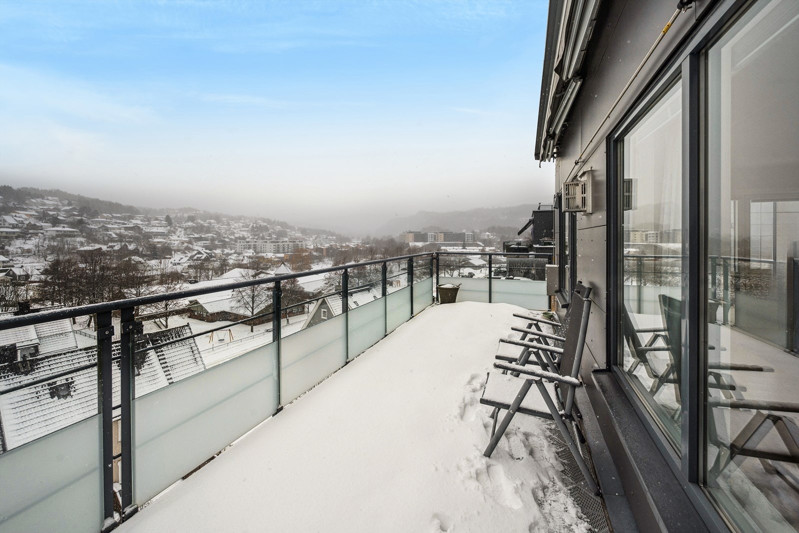 Fra stuen er det utgang til solrik balkong på hele 18 kvm. Galleribilde