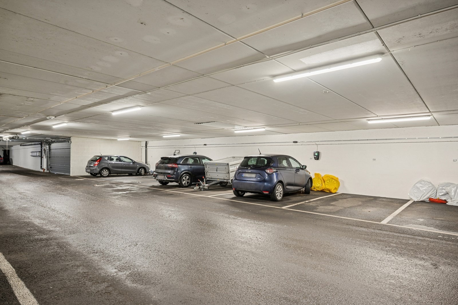 Fast garasejplass i felles garasjeanlegg. Borettslaget har også gjesteparkeringsplasser. Galleribilde