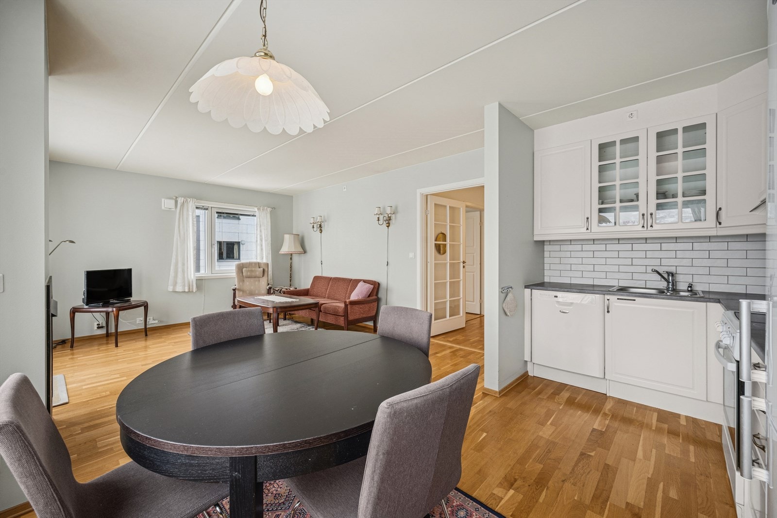 Praktisk planløsning som inneholder entré, bad, stue/kjøkken i åpen løsning, innvendig bod og to romslige soverom. Galleribilde