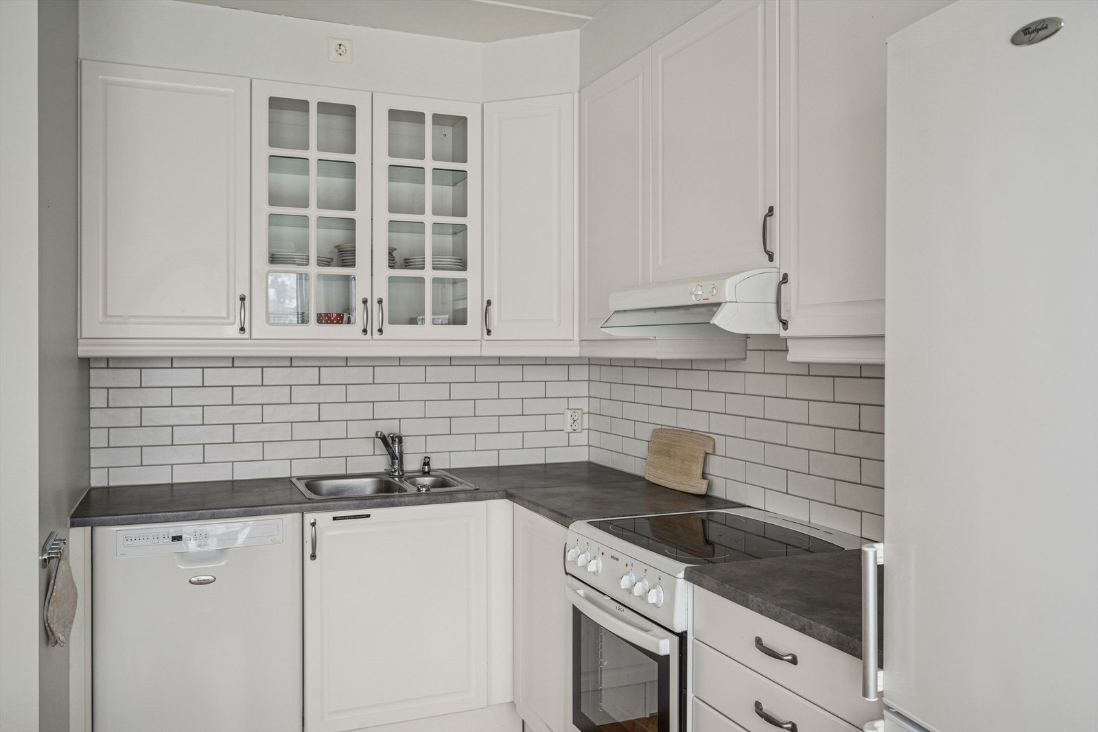 Pen kjøkkeninnredning med god skap- og benkeplass. Galleribilde