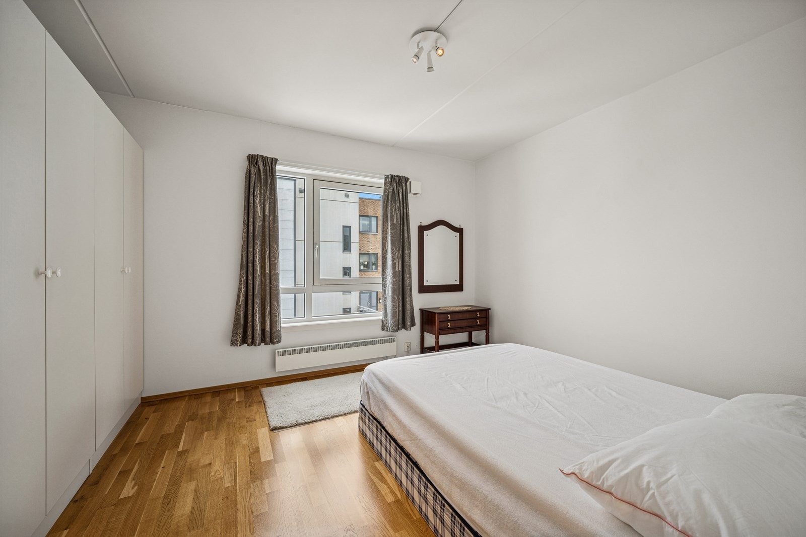 Hovedsoverommet er lyst og romslig. Galleribilde