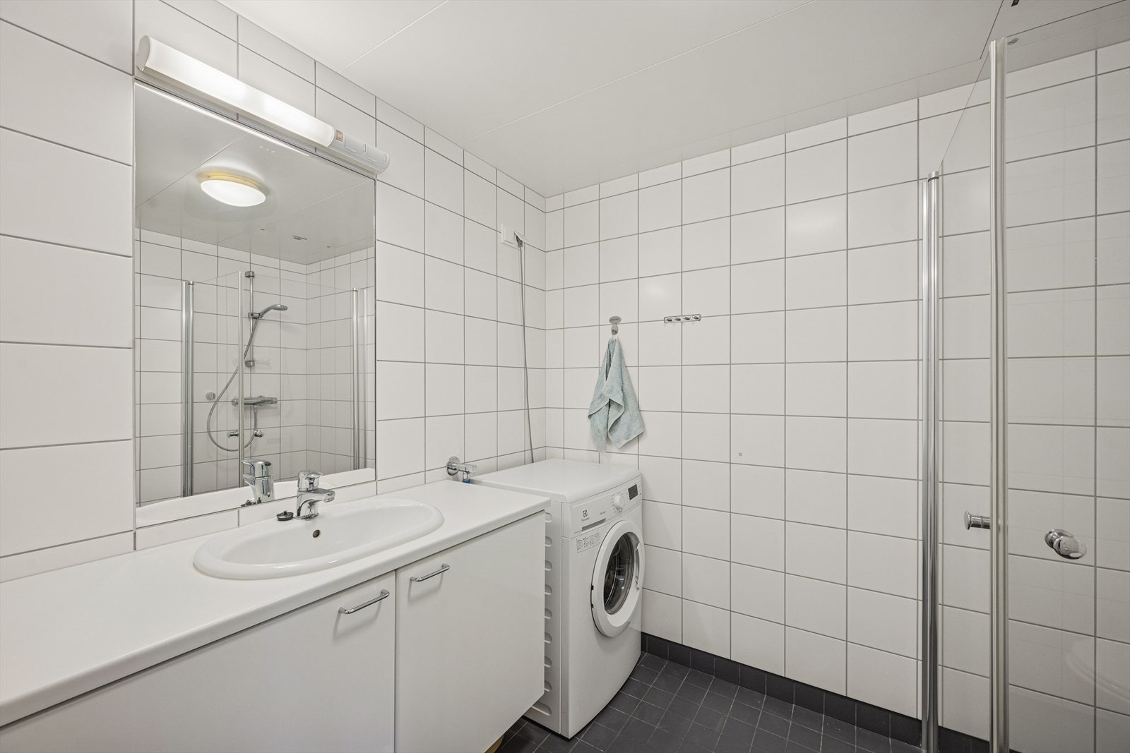 Helfliset baderom med gulvvarme. Galleribilde