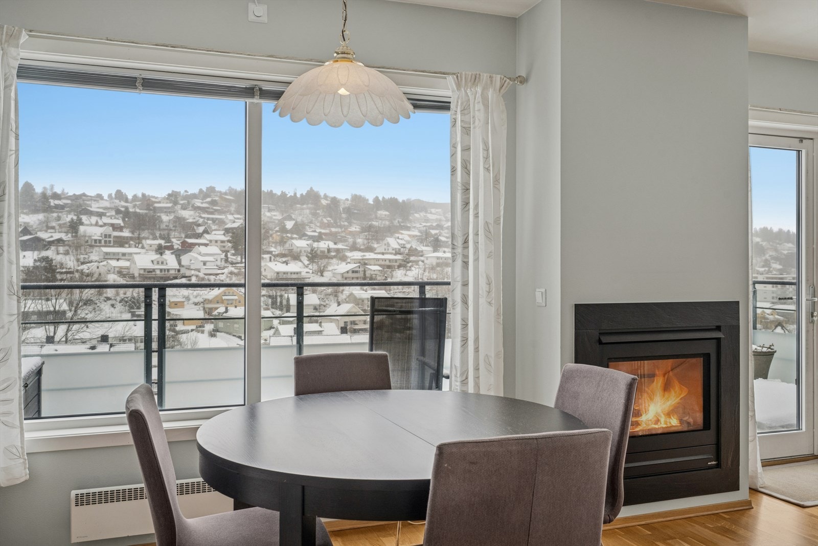 Leiligheten ligger i byggets 6. etasje og nydelig utsikt. Galleribilde