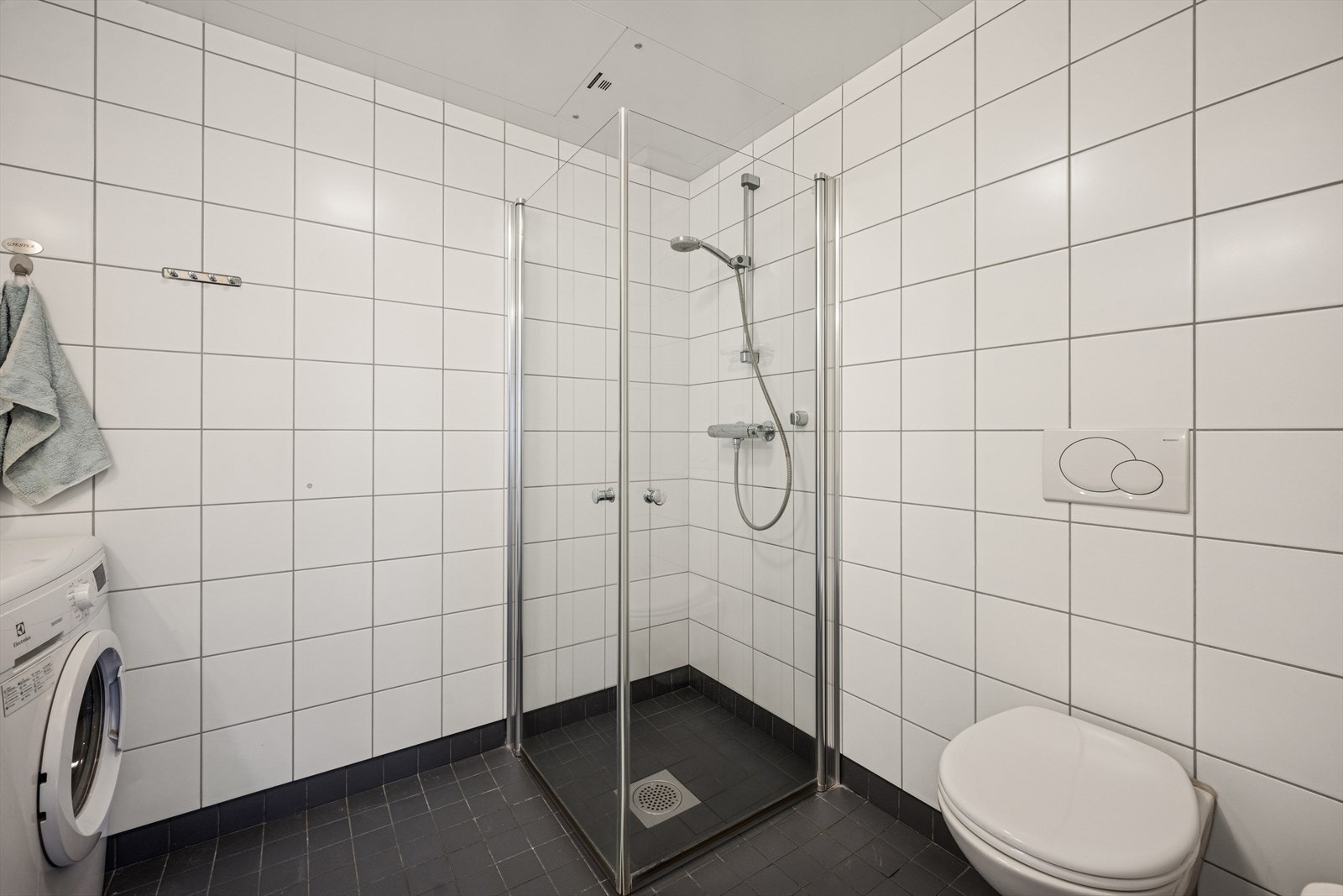 Baderommet har opplegg for vaskemaskin. Galleribilde