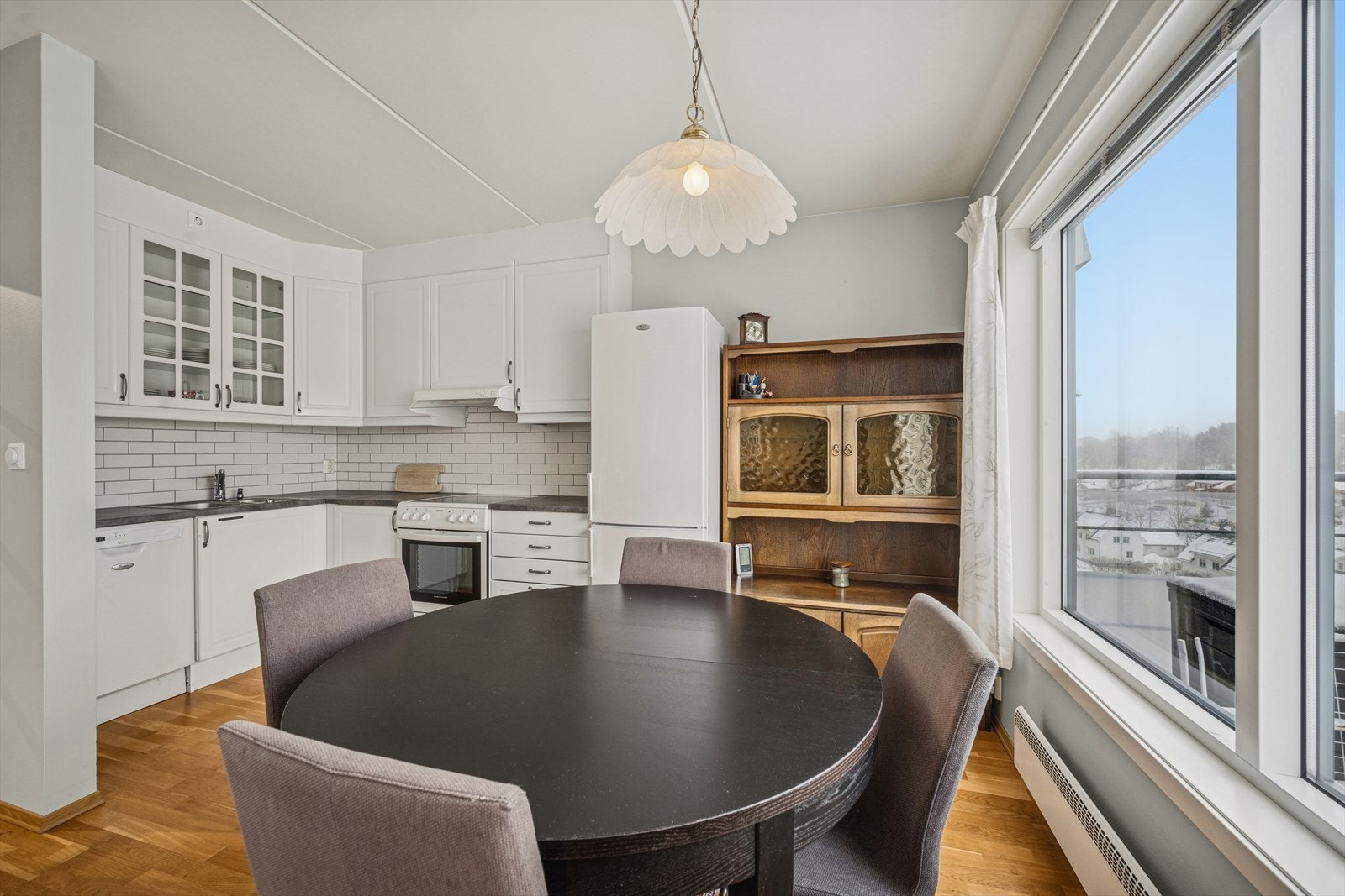 Stue/kjøkken har god plass til spisebord. Galleribilde