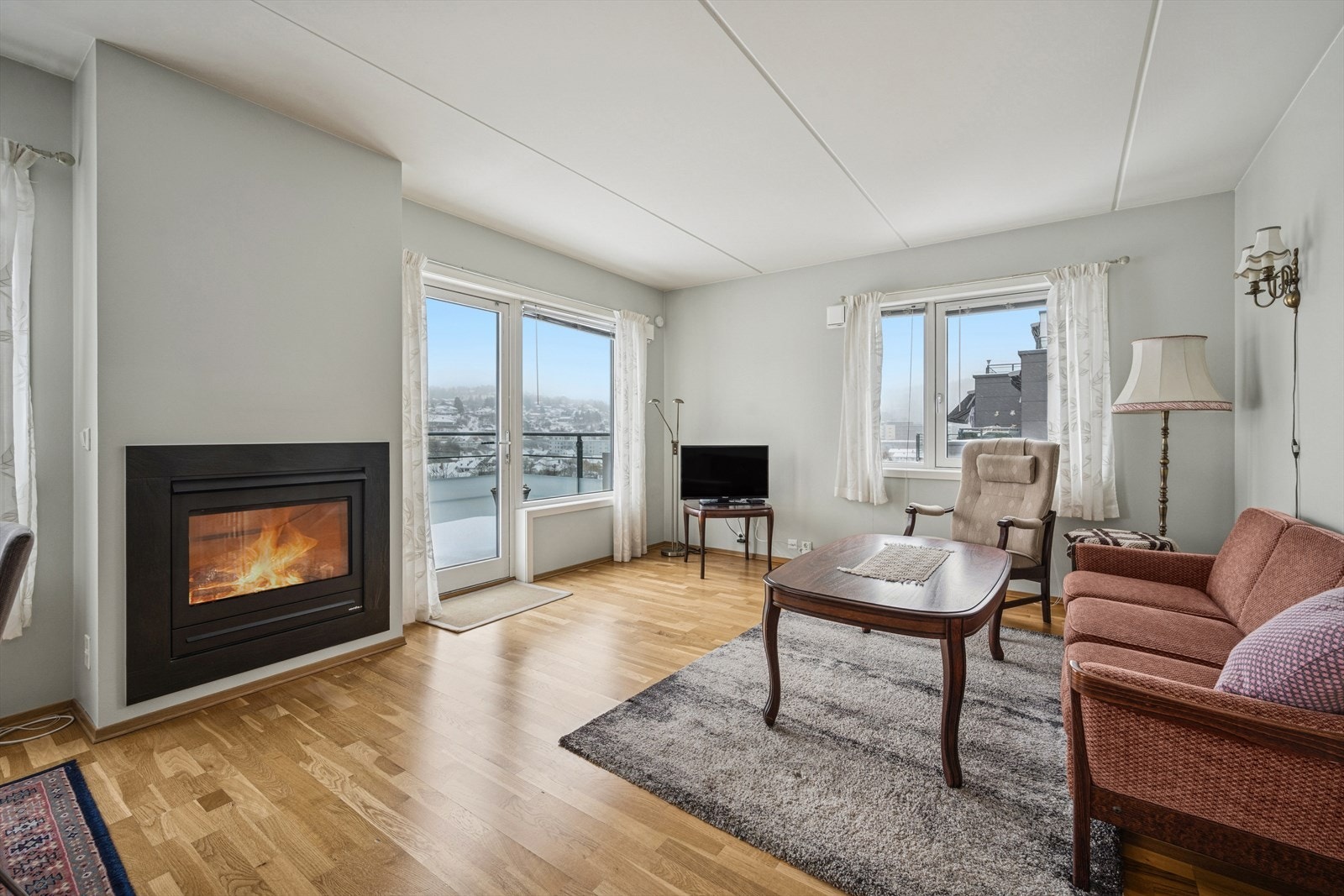 Lys og lettstelt 3-roms hjørneleilighet beliggende i et sentralt og attraktivt område i Slemmestad. Galleribilde