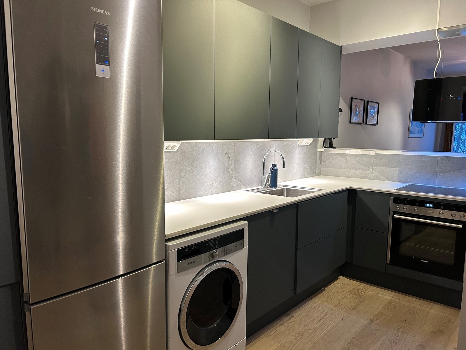 Moderne kjøkken med hvitervarer Galleribilde