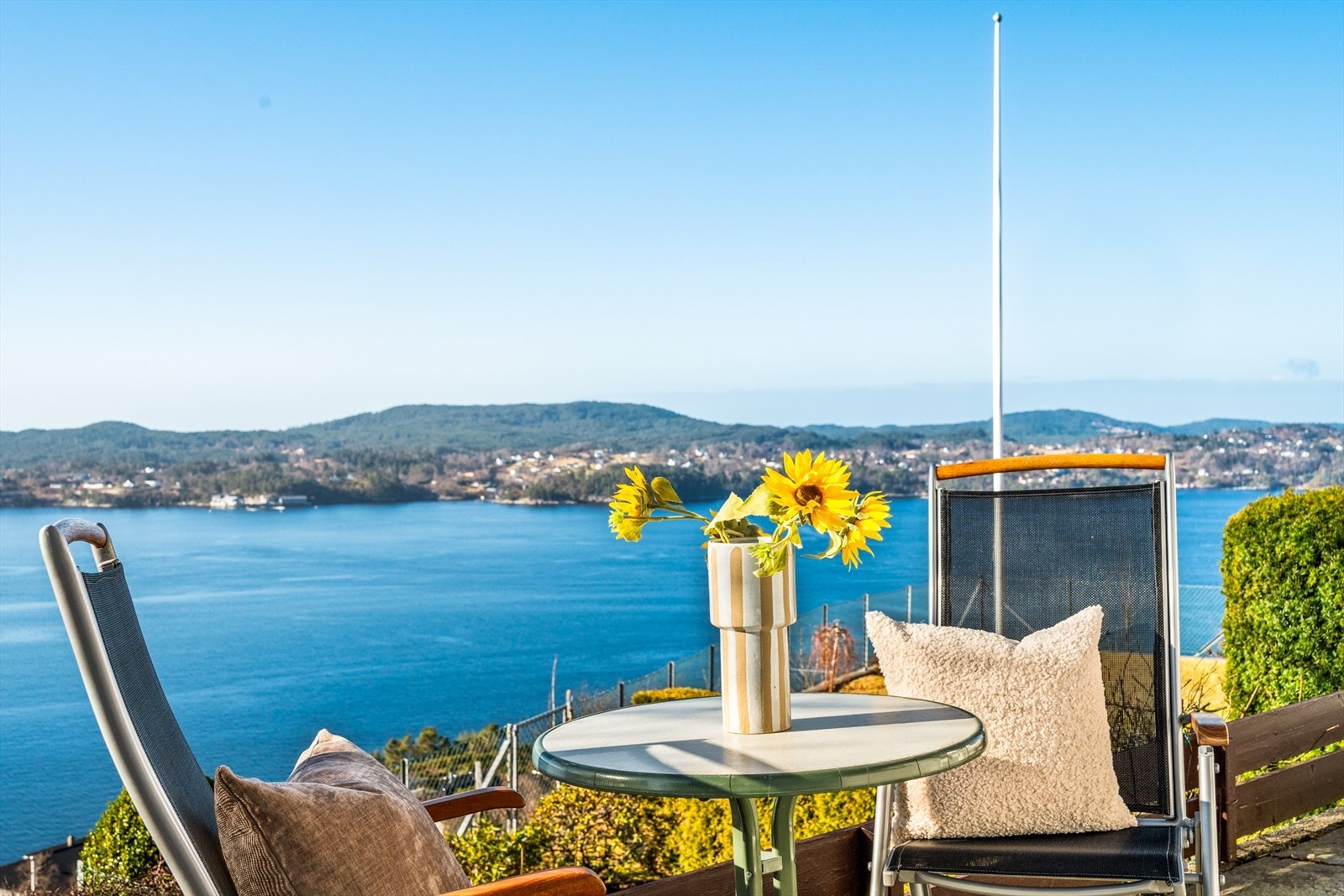 Tomten er opparbeidet med uteplass, plen og beplanting. Galleribilde