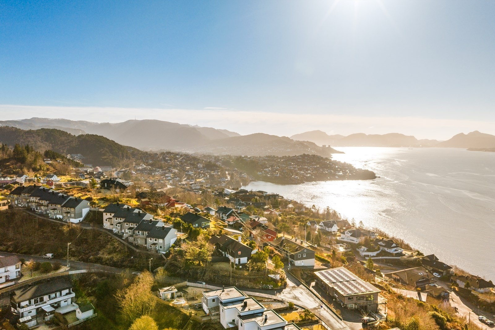 Fra boligen er det ca. 600 meter til nærmeste busstopp, hvor busslinje 3 går med hyppige avganger. Galleribilde