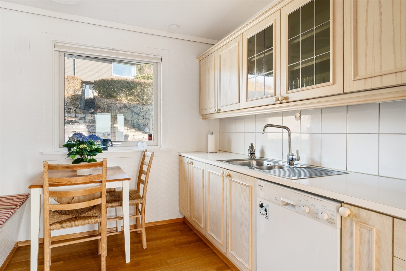 Det er plass til spisebord på kjøkkenet om ønskelig. Galleribilde