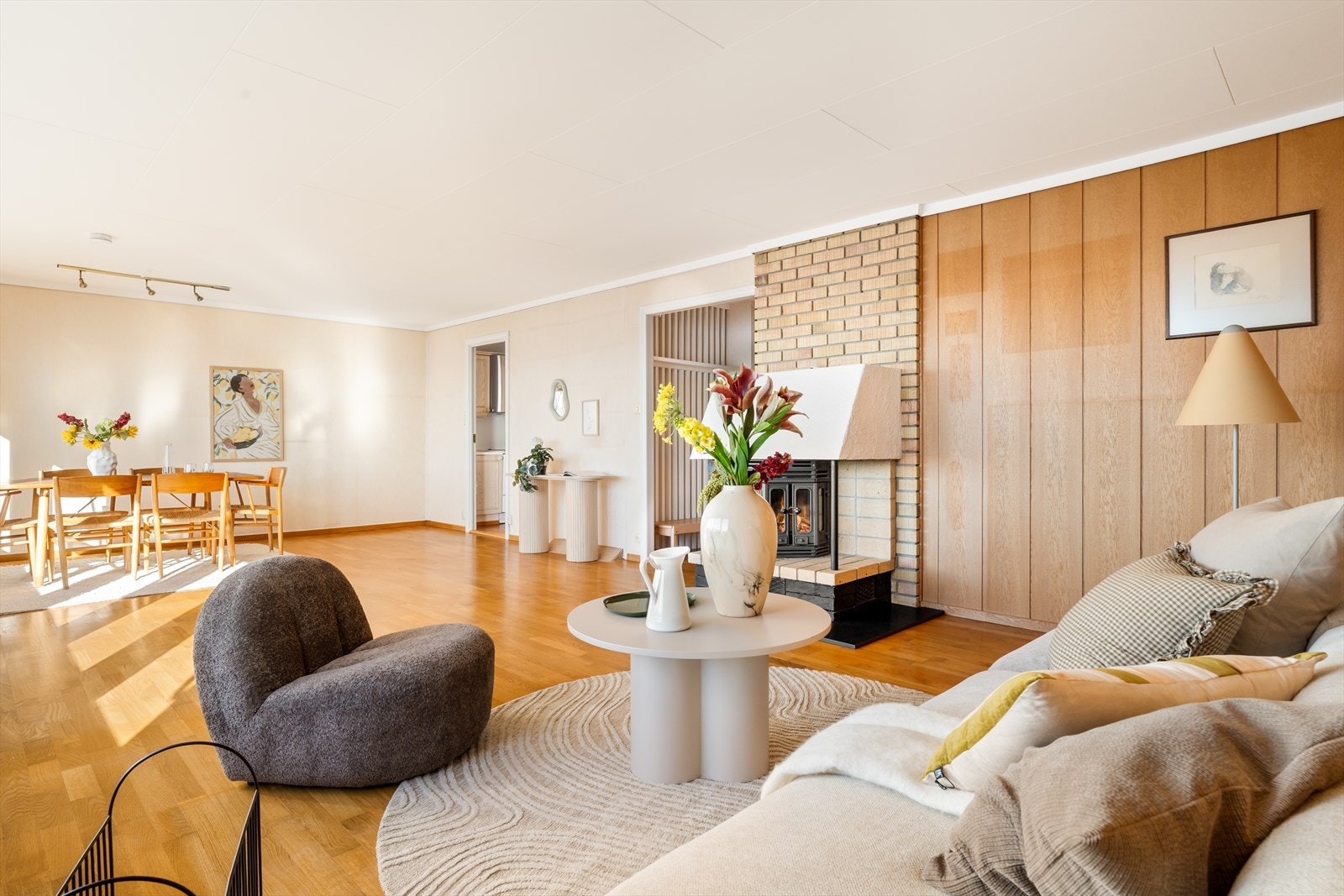 Stue sett i retning spisegruppe/spisestue. Galleribilde