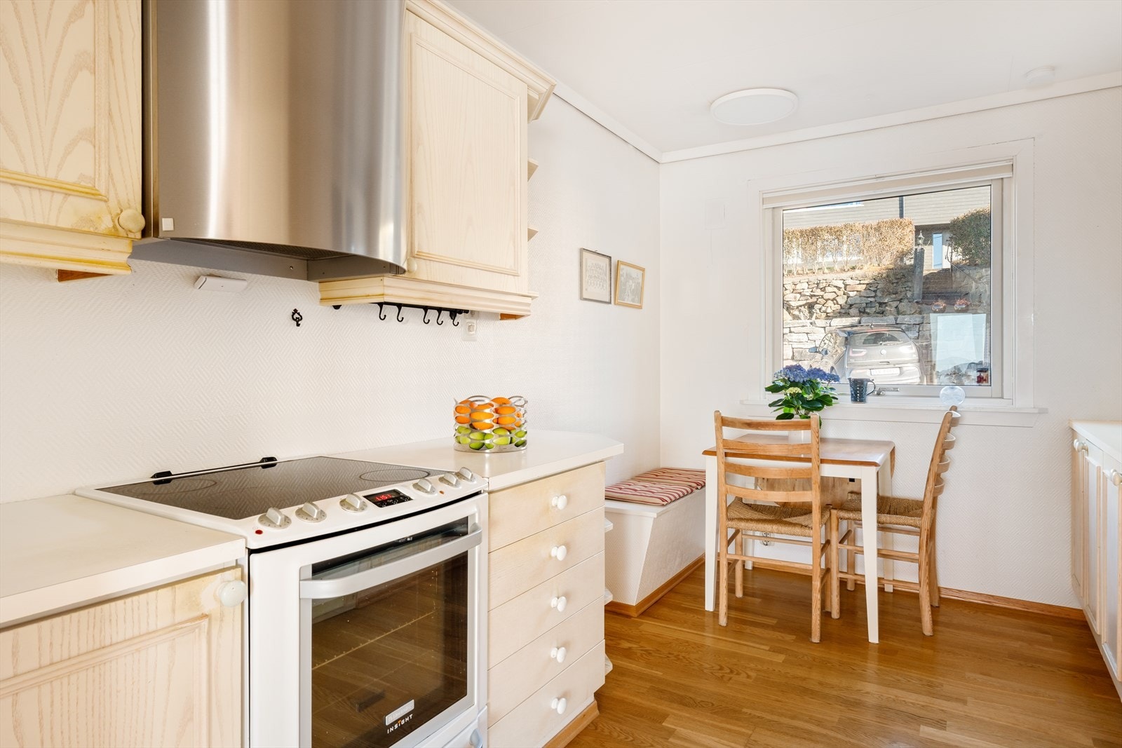 Innredningen har glatte finerte fronter og laminat benkeplate, og kjøkkenet har opplegg for oppvaskmaskin. Galleribilde