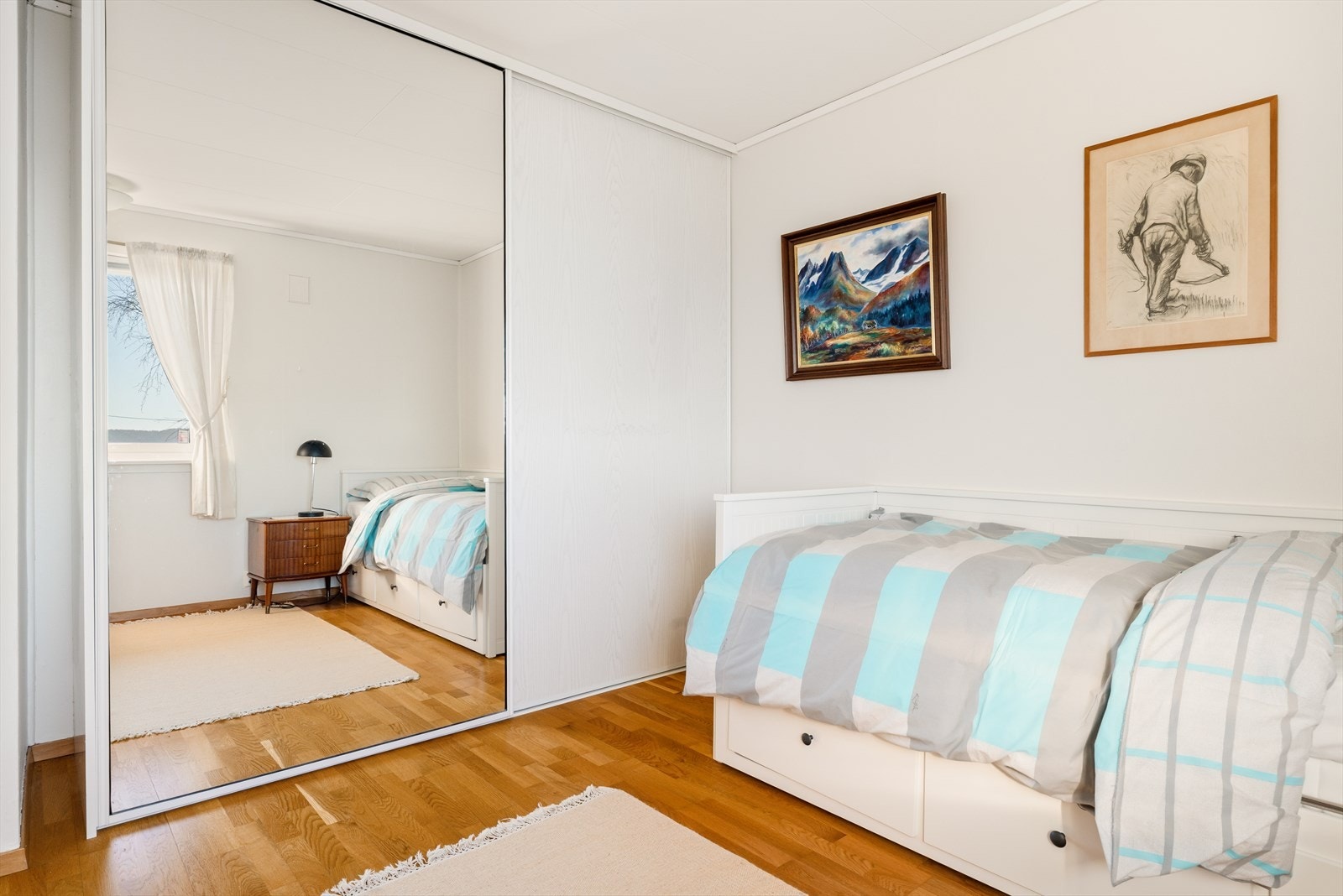 Soverom i boligens underetasje med god lagring i stort garderobeskap. Galleribilde