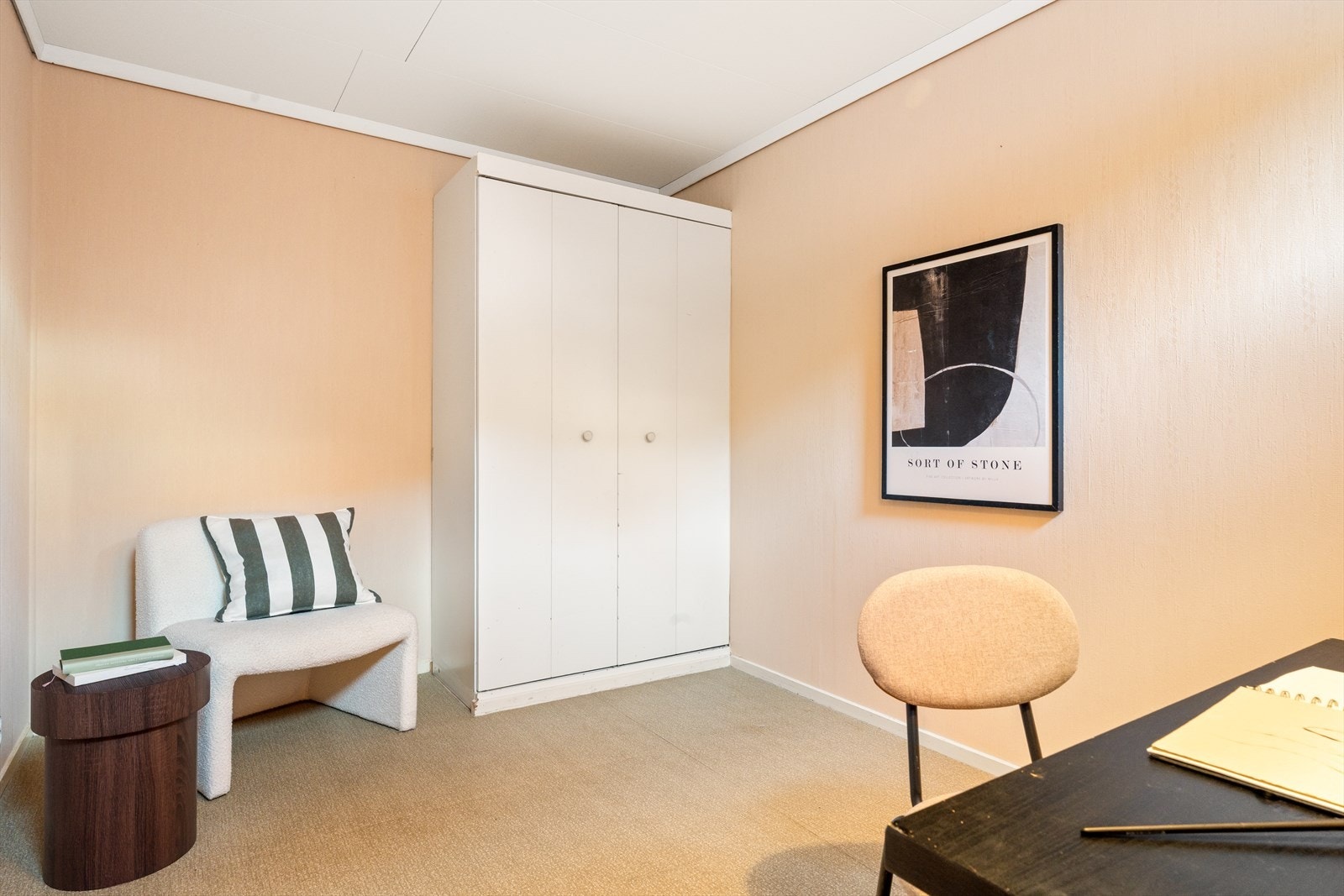 Et av rommene(bod) i boligens underetasje er innredet og benyttet som kontor. Galleribilde