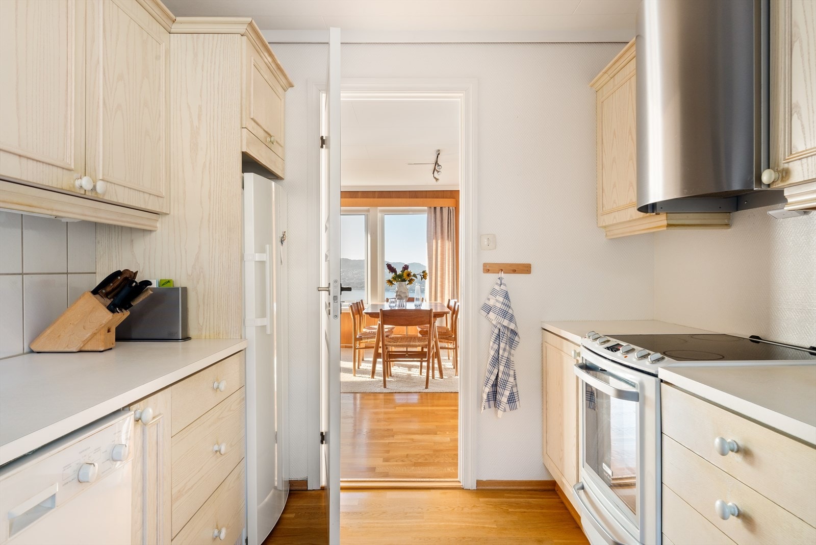 Kjøkkenet ligger vegg-i-vegg med stuen og måler 9,2 m². Galleribilde