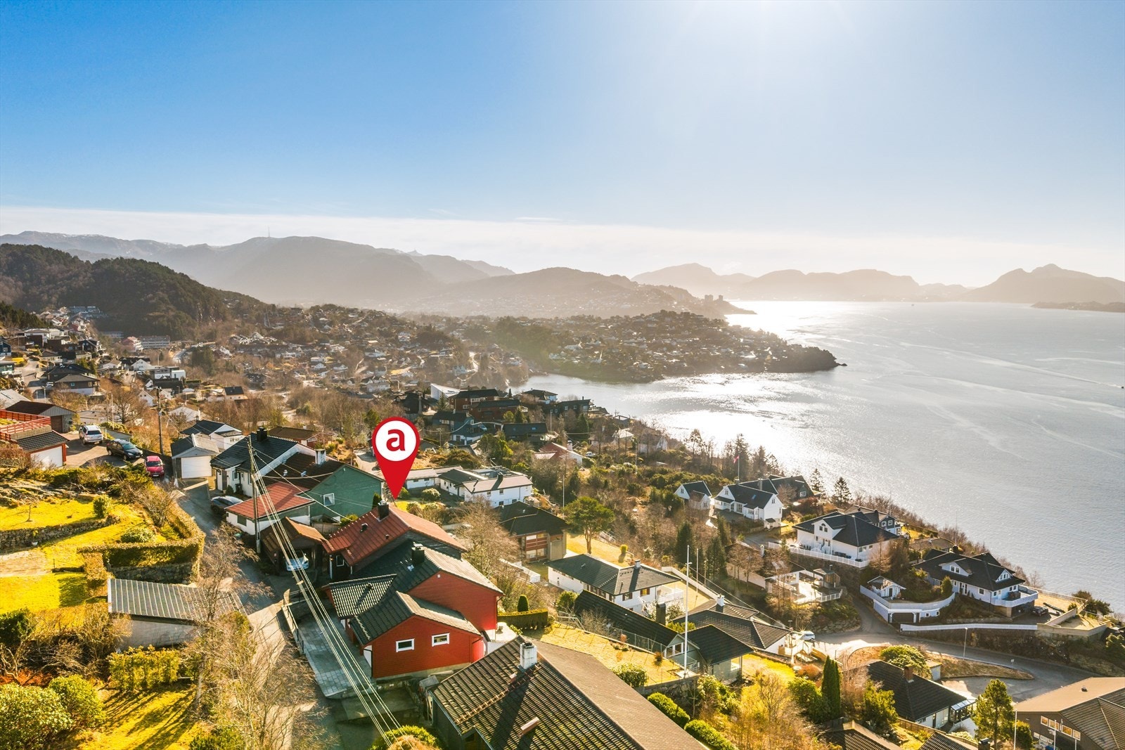 Eiendommen kan skilte med nydelige sol- og utsiktsforhold. Galleribilde